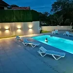 House Serenity With Pool בית נופש *